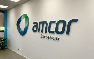 Fabrication d&rsquo;une enseigne en PVC avec Adhésif pour valoriser votre image